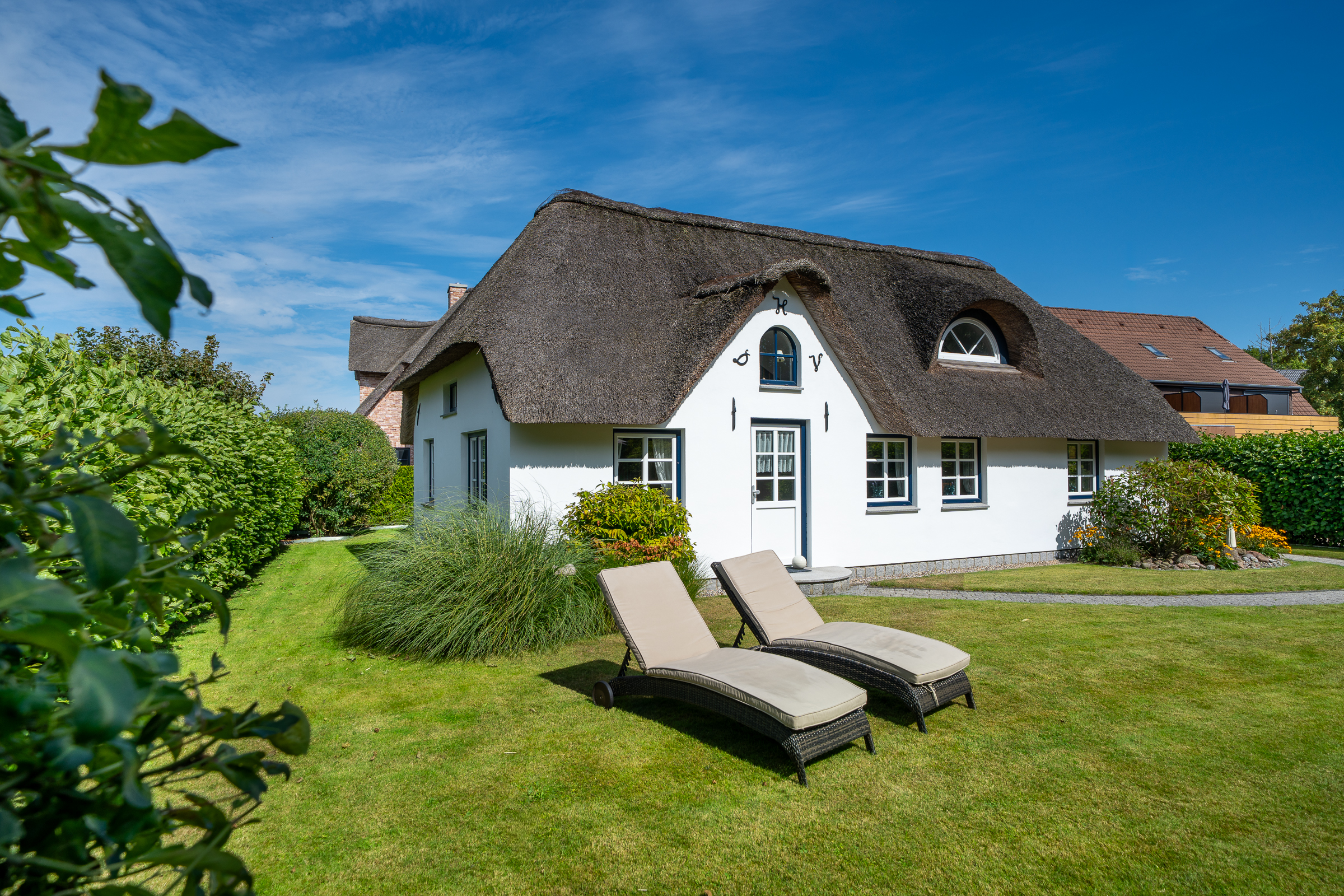 Historischer-Haubarg-auf-Eiderstedt-Stilvolles-Reetdach-Anwesen-mit-Charme-und-Weitblick
