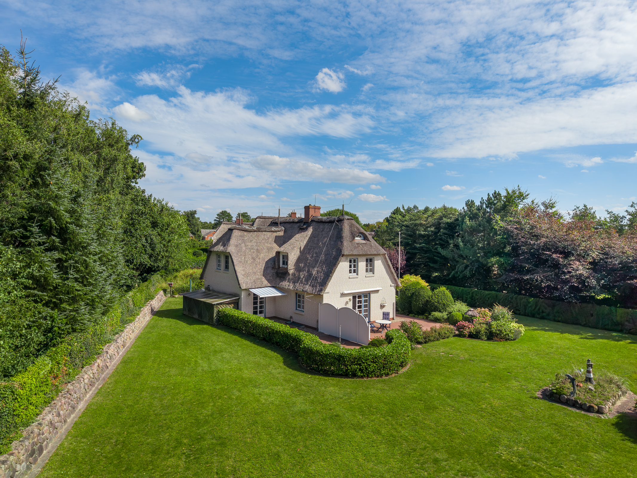 Historischer-Haubarg-auf-Eiderstedt-Stilvolles-Reetdach-Anwesen-mit-Charme-und-Weitblick